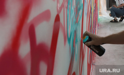 Нелегальные граффити часто портят облик городов