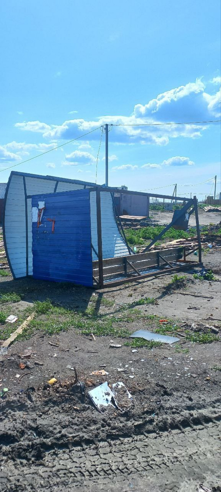 Остановку повалило ветром, рассказали горожане