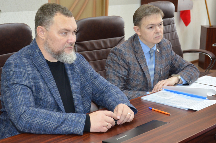 Александр Черняк (слева) стал первым из заявившихся кандидатов