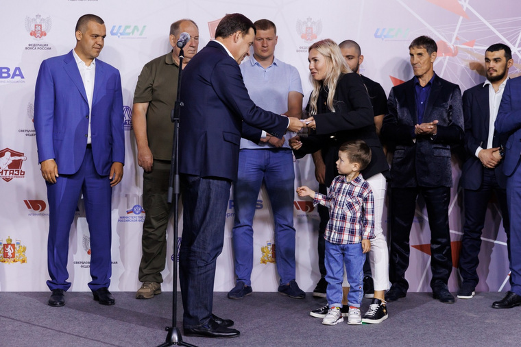 Губернатор Евгений Куйвашев вручил внуку Александра Николаева, посмертно получившего звание Заслуженного тренера, награду его деда