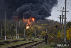 Пожар после обстрела нефтебазы в Шахтёрске. ДНР, дым, транспорт, пожар, пути, жд, огонь, железная дорога, нефтебаза