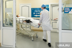 Алексей Текслер посетил Челябинскую областную больницу. Челябинск, кардиология, операционная, пациент, больной, каталка, врач, больница