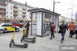 Повседневная жизнь. Пермь, остановка общественного транспорта, улица ленина, электросамокаты, умная остановка, остановка улица плеханова
