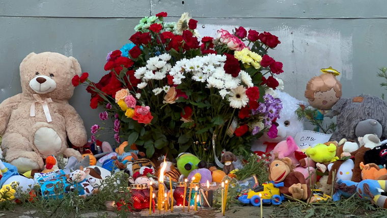 Цветы, свечи и игрушки возложили и к гаражу, где нашли тело ребенка