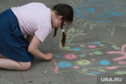 День детей на Цветном бульваре. Тюмень , рисунок на асфальте, рисование, девочка, ребенок рисует, девочка рисует