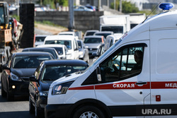 Строительство трамвайной ветки в район Академический. Екатеринбург, пробка, автомобильный затор, машина скорой помощи, скорая помощь, скорая медицинская помощь
