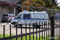 Разное. Город, колючая проволока, машина полиции, гувд, управление мвд