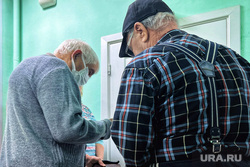 Поликлиника. Курган, пенсионер, поликлиника, пожилой мужчина, больница, очередь в больнице, пенсионеры в поликлинике