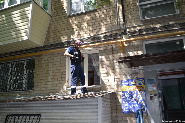 Чтобы попасть в квартиру, спасатели сняли решетку с окна