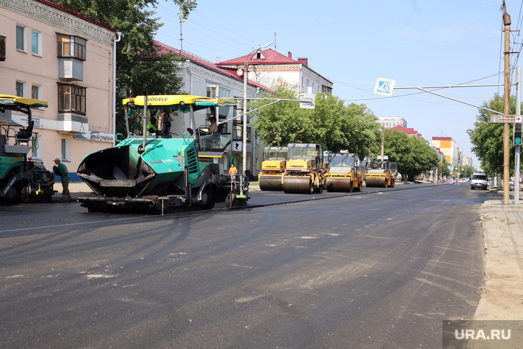 На закрытой улице в Кургане разглаживают асфальт