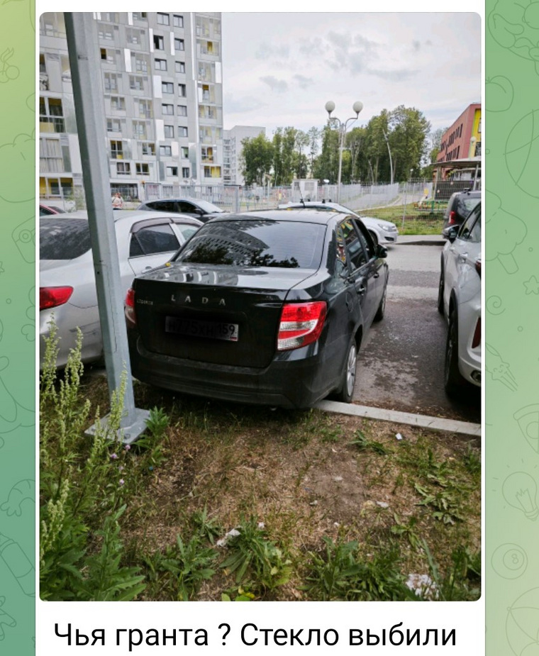 У одного из автовладельцев выбили стекло