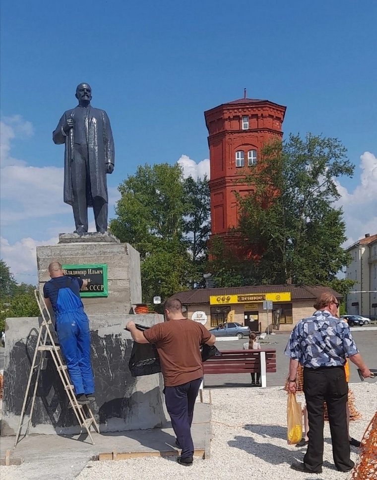 Ленин вновь встречает приезжающих в Кунгур на поезде