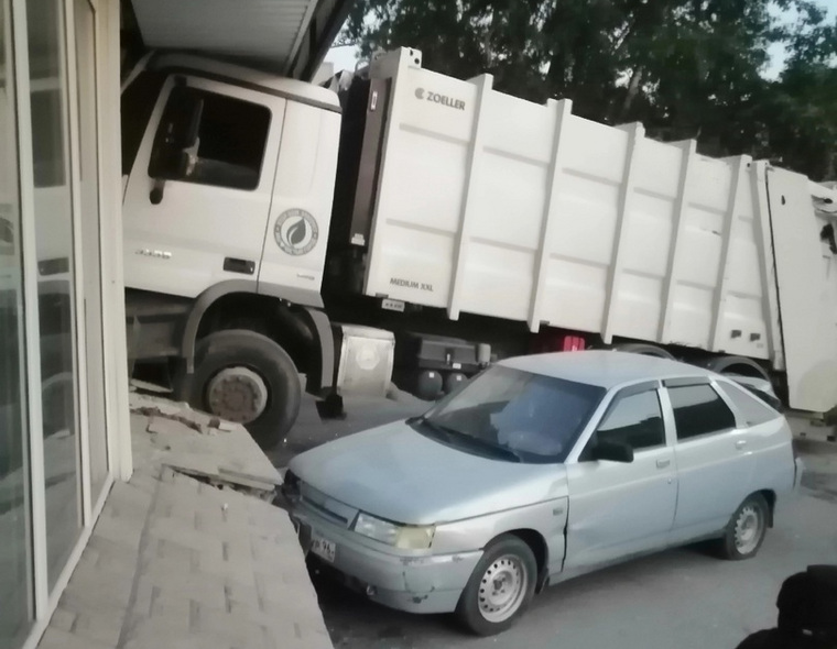 Водитель грузовика врезался в легковушку