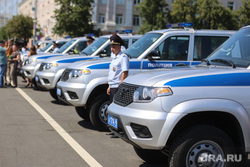 Губернатор Вадим Шумков вручает ключи от новых машин сотрудникам регионального управления МВД. Курган, полиция, машины полиции
