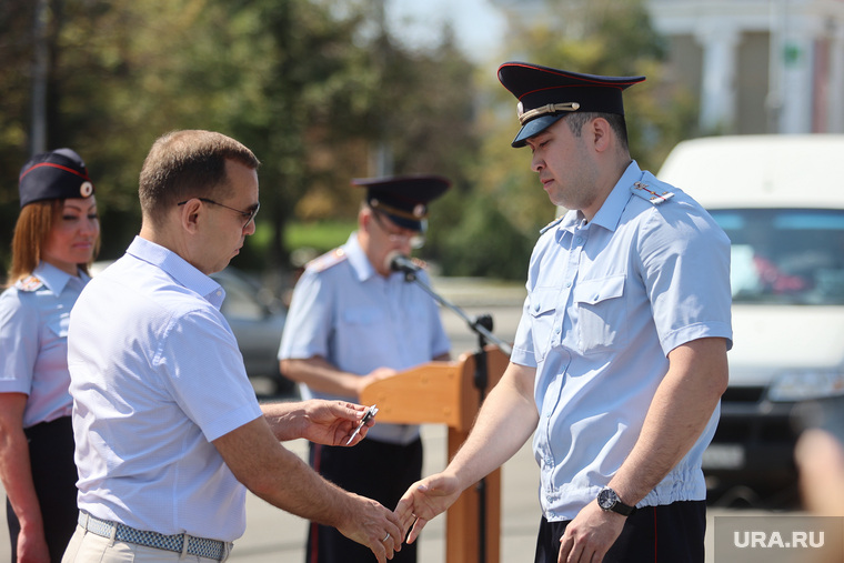 Вадим Шумков передал ключи от новых спецмашин курганской полиции