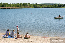Пляж Верхний бор. Тюмень, вода, берег, лето, спасатель, карьер, пляж, отдых, озеро, водоем, река кама, спасательная лодка, лодка, отдых на берегу, база отдыха верхний бор, верхний бор