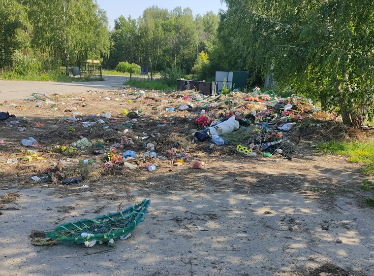 Свалку можно заметить сразу у въезда на кладбище