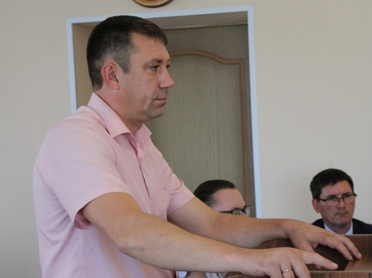Ранее Дмитрий Жуков руководил Шадринской районной станцией по борьбе с болезнями животных и был депутатом окружной думы