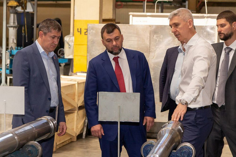 На предприятии Дениса Пушилина (в центре) сопровождал губернатор Прикамья Дмитрий Махонин (слева)