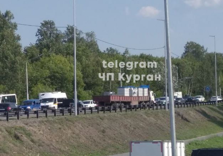 Блоки упали с КамАЗ при повороте на шоссе Тюнина