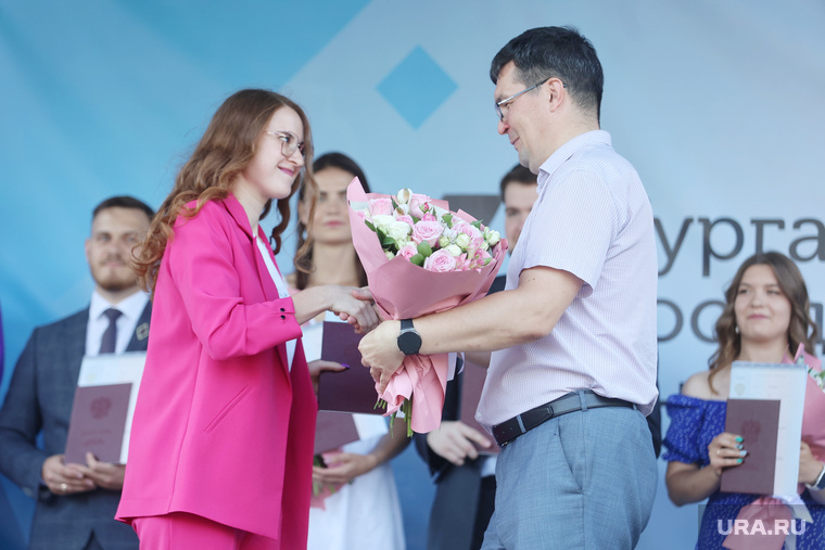 Вручение красных дипломов выпускникам КГУ. Курган 