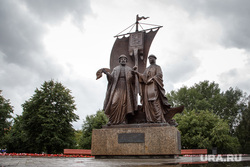 Памятник Петру и Февронии в сквере перед Храмом-на-Крови. Екатеринбург, памятник петру и февронии