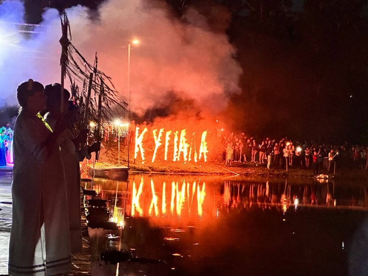 Спуск на воду венков — это обязательный атрибут праздника «Купала»