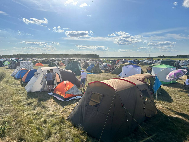 На территории расположился палаточный лагерь