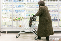 Магазины, продукты, ценники. Тюмень, покупатель, продукты, пенсионерка, пенсионер, бабушка, пенсия, пожилой человек, покупатель в маске, полки магазина