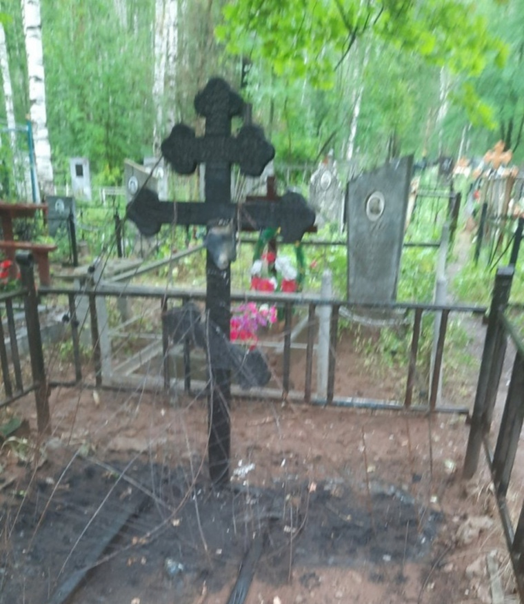От пожара пострадала и соседняя могила