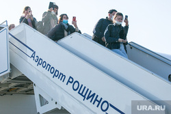 Открытие чартерных рейсов в Тюмень. Тюмень, аэропорт рощино, путешествие, трап, рощино, пассажиры, туристы, цветной бульвар, трап самолета, тюмень, перелет, авиапассажиры