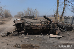 Волонтер развозит гуманитарную помощь по освобожденным селам.  ДНР, деревня, донбасс, военная, сельская местность, село, всу, разбитая техника, гуманитарная катастрофа, поврежденная, сгоревшая