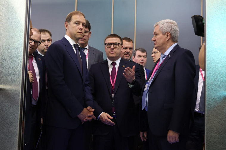 Лифт челябинских разработчиков представил Денису Мантурову (слева) губернатор Алексей Текслер (в центре)