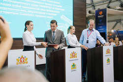 Евгений Куйвашев (слева) подписал соглашение с Андреем Симановским