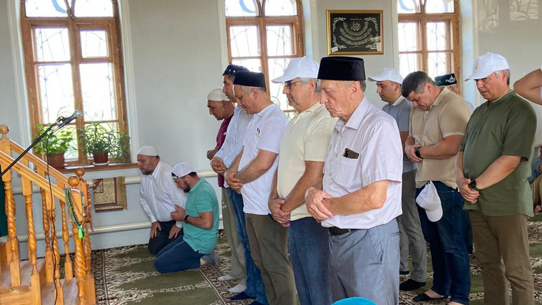 По приезду в Юлдус вице-премьер Татарстана Василь Шайхразиев помолился в мечети, уцелевшей в майских пожарах
