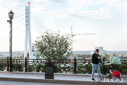 Виды Тюмени. Тюмень , коляска, прогулка, набережная, мост влюбленных, мама с коляской, улица республики, тюмень, виды тюмени