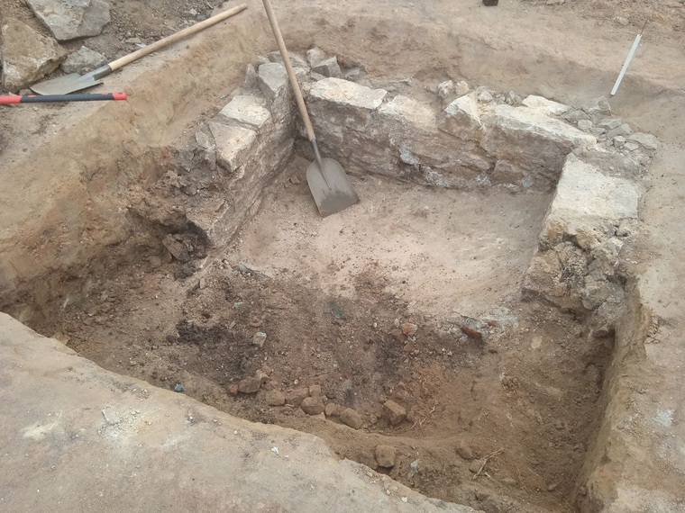 На раскопках были обнаружили два схрона с патронами времен Гражданской войны и погонами прапорщика царской армии