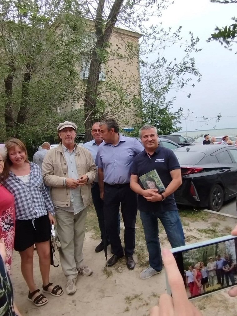 В Челябинске бард Олег Митяев дал концерт во дворе дома, где родился, фото,  видео