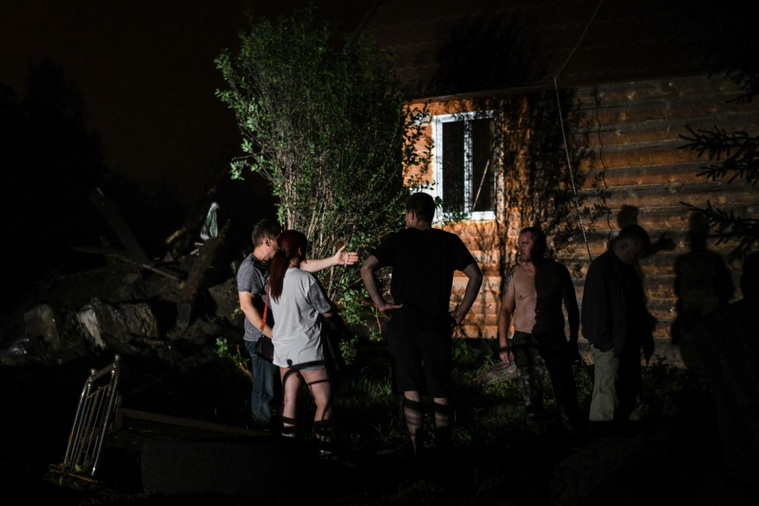 Сельчане активно помогают тушить пожар, они не хотят оставлять свои дома