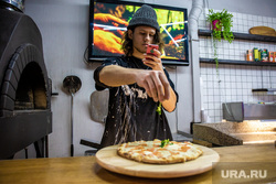 Художник Рома Бантик готовит пиццу в ресторане "Вкус Улиц". Екатеринбург, пицца, бантик рома