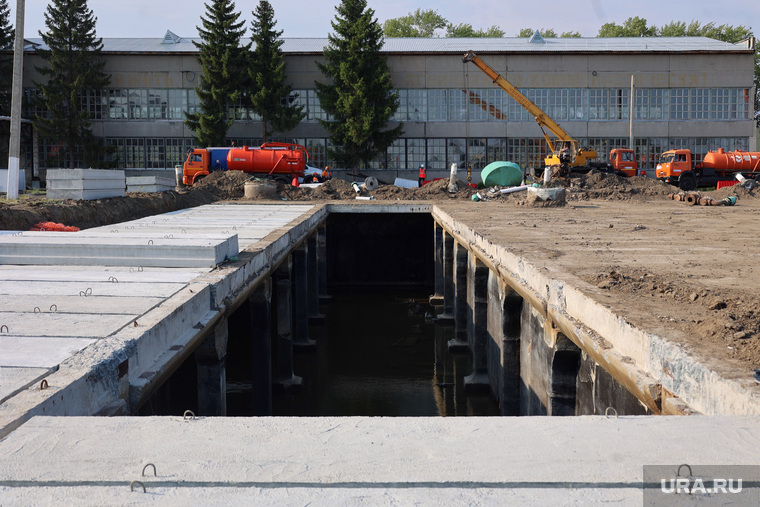 В резервуаре для воды меняют бетонные перекрытия
