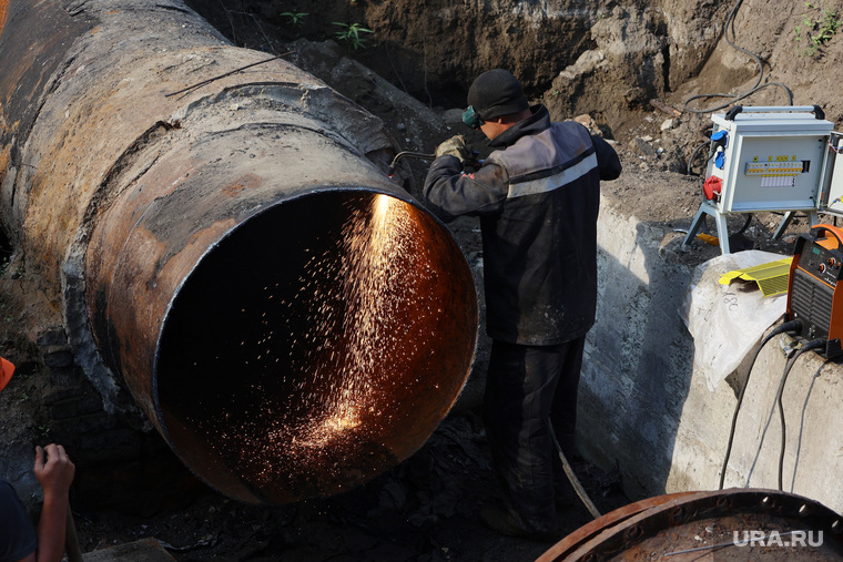 В Кургане на Арбинских очистных сооружениях трубопровод готовят к установке новой запорной арматуры