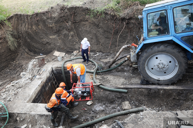 Специалисты «Водного союза» откачивают воду из резервуара, чтобы приступить к ремонтным работам