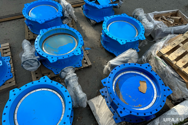 Процесс установки задвижек большого диаметра на очистных сооружениях водопровода «Арбинка». Курган