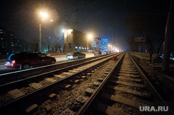 Движение по Макаровскому мосту. Екатеринбург, движение, макаровский мост, ночь, трамвайные пути, автомобили, ночное время, вечер