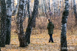 Гилевская роща. Тюмень, ребенок, прогулка, подросток, парк, мальчик, ребенок в лесу, ребенок один, прогулка в парке, гилевская роща