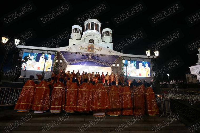 Ночное богослужение перед крестным ходом, возле Храма-на-Крови