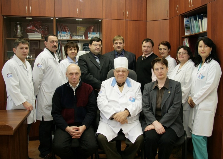 На 94-м году жизни умер почетный профессор Центра Илизарова Вадим Макушин (на фото в центре в первом ряду)