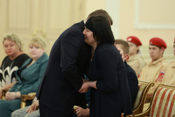 Алексей Текслер передал награды семье героя