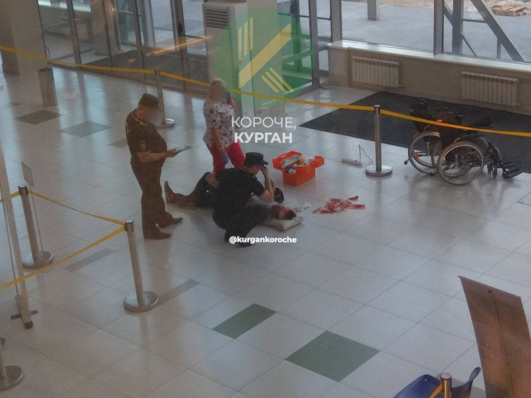 Мужчине оказали первую помощь сотрудники аэропорта